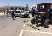 SÜLEYMAN DEMİREL - Otomobil Traktörle Çarpıştı Açıklaması 5 Yaralı