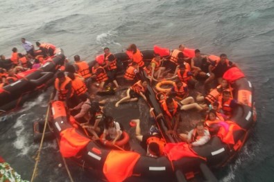 Tayland'da Turist Teknesi Alabora Oldu Açıklaması 49 Kişi Kayıp