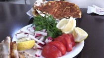 MEYAN ŞERBETİ - Tescilli 'Urfa Lahmacunu' Hem Göze, Hem Mideye Hitap Ediyor