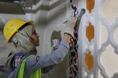 532 Yıllık Caminin Duvarlarını Kadın Nakkaşlar Renklendiriyor