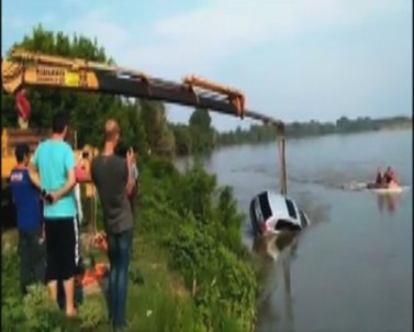 El Freni Çekilmeyen Araç Nehre Düştü
