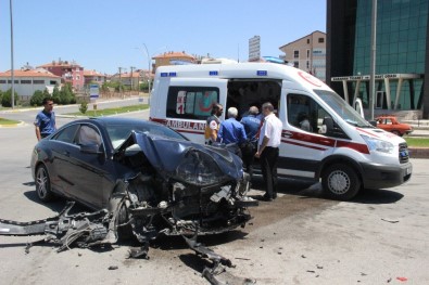 Karaman'da Lüks Otomobil, Belediye Otobüsüne Çarptı Açıklaması 2 Yaralı