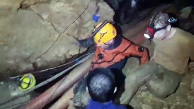 Tayland'da Mağarada Mahsur Kalan Çocukları Çıkarmak İçin Bütün Yollar Tehlike İçeriyor
