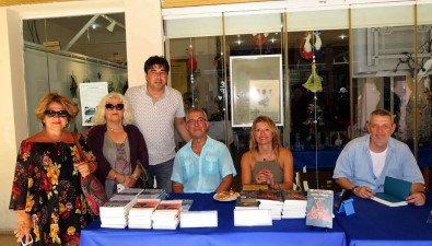 Yazarlar Kitaplarını Foça'da Okurları İçin İmzaladı
