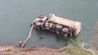 HAFRİYAT KAMYONU - Bingöl'de Kamyon Nehre Uçtu Açıklaması 1 Yaralı
