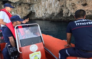 Falezlerde Sıkışan Kedi Kurtarıldı