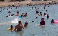 ÇADIRKENT - Hazar Gölü Tatilcilerin Akınına Uğradı