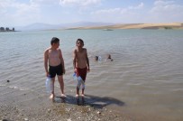 İLGİNÇ GÖRÜNTÜ - Pet Bidonlardan Can Simidi Yapan Çocukların Yüzme Keyfi