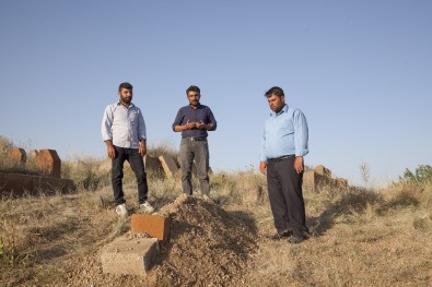 Sami Yusuf'un Babası Mezarı Başında Dua Etti