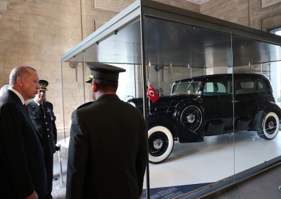Atatürk'ün Restore Edilen Otomobilini İnceledi