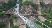 Çin'de Asma Cam Köprü Açıldı
