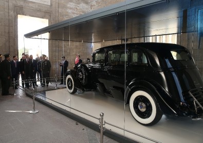 Cumhurbaşkanı Erdoğan, Atatürk'ün Restore Edilen Otomobilini İnceledi