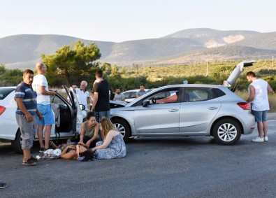 Didim'de İki Otomobil Kafa Kafaya Çarpıştı; 2 Yaralı