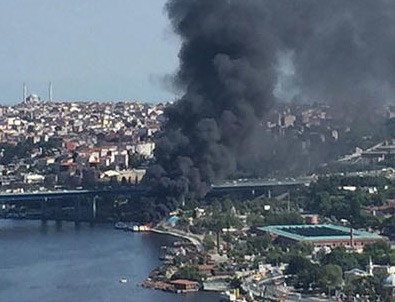 Haliç'te 3 teknede yangın çıktı