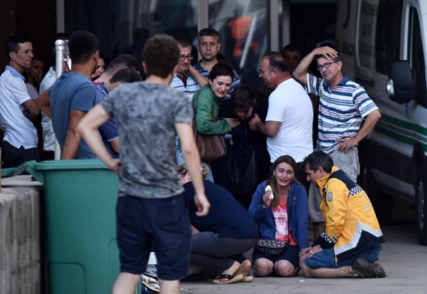 Morg önünde acı bekleyiş