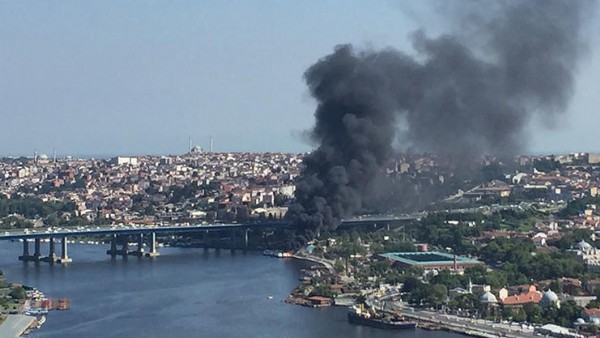 Haliç'te 3 teknede yangın çıktı