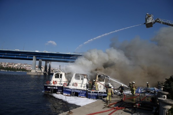 Haliç'te 3 teknede yangın çıktı