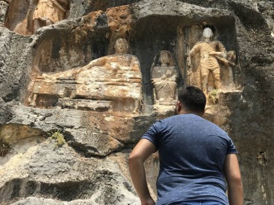 2.400 Yıllık 'Adam Kayalar' Hayran Bırakıyor