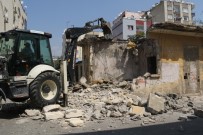 CAN GÜVENLİĞİ - Akdeniz'de Metruk Binaların Yıkımı Devam Ediyor