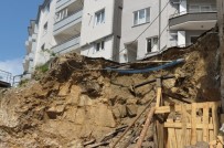 TOPRAK KAYMASI - Apartmanın Altı Oyuldu, Vatandaşlar Korkudan Evlerine Giremiyor
