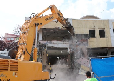 Bolu'da 45 Yıllık Belediye Binası Törenle Yıkıldı