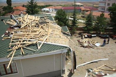 Bala'da fırtına ve hortum evlerin çatısını uçurdu