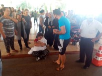 KAN KANSERİ - Hastane önünde yürek burkan görüntü