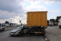 UZUNTARLA - Otomobil Park Halindeki Kamyona Çarptı Açıklaması 2 Yaralı