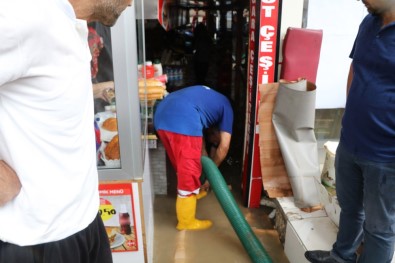 Rize'de Şiddetli Yağış Nedeniyle Dükkanları Su Bastı
