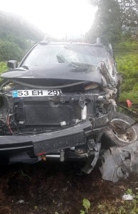 Rize'de Trafik Kazası Açıklaması 2 Yaralı