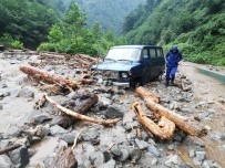 TOPRAK KAYMASI - Şiddetli Yağış Rize'de Etkili Oldu