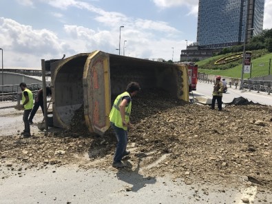 Şişli'de Hafriyat Kamyonu Devrildi