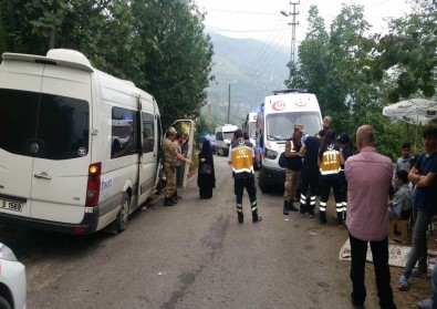 Trabzon'da Minibüs Duvara Çarptı Açıklaması 17 Yaralı