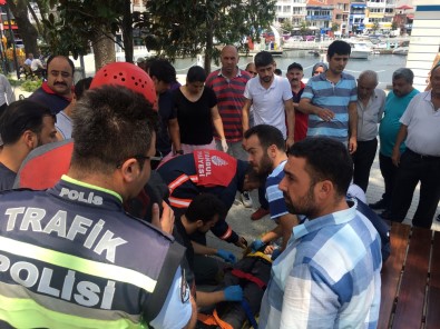 Yayalara Çarpmamak İçin Ağaca Çarptı