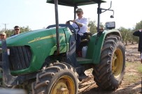 UĞUR AYDEMİR - Bakan Pakdemirli Tarlaya İndi, Traktör Kullandı