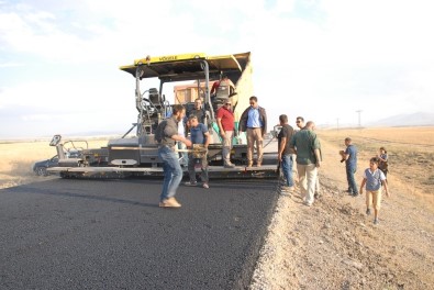 Bulanık'ta Yol Asfaltlama Çalışması