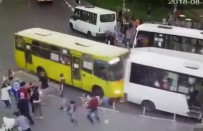 Vatandaşlar İki Otobüsün Arasında Sıkıştı
