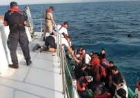 Bindikleri Lastik Botun Motoru Arıza Yapan 37 Kaçak Göçmeni Sahil Güvenlik Kurtardı