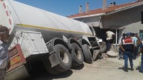 Büyükorhan'da Tanker Eve Daldı