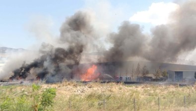 İzmir'deki Fabrika Alev Alev Yandı