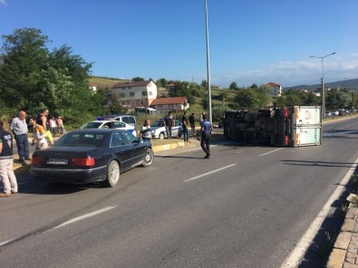 Kamyonet Sürücüsü Kaza Yaptı Yol Trafiğe Kapandı