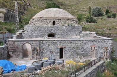 Kars'ta Osmanlıdan Kalma İki Hamamın Restorasyonu Sürüyor