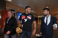 IRKÇI SALDIRI - Şampiyon boksörden Özil'e destek