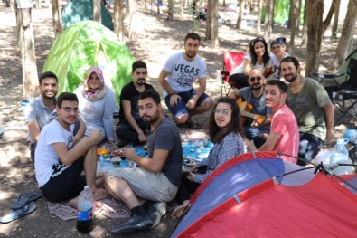 Hafta İçi İşe Gidiyorlar, Hafta Sonu Ormanda Kamp Yapıyorlar