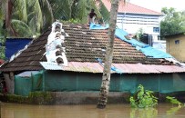 TOPRAK KAYMASI - Hindistan'da Sel Felaketi Açıklaması 37 Ölü
