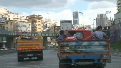 (ÖZEL) Kamyonetin Kasasında Tehlikeli Yolculuk Kamerada