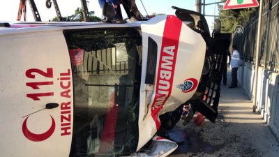 Bakırköy'de Ambulans Devrildi Açıklaması 3 Yaralı