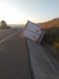 Bilecik' De TIR Devrildi Açıklaması 2 Yaralı