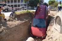 OSMAN ATEŞ - El Frenini Çekmeyi Unutan Şoför, Aracını 2 Metrelik Çukurda Buldu