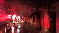İTFAİYE ARACI - İzmir'de Metruk Bir Evde Yangın Çıktı